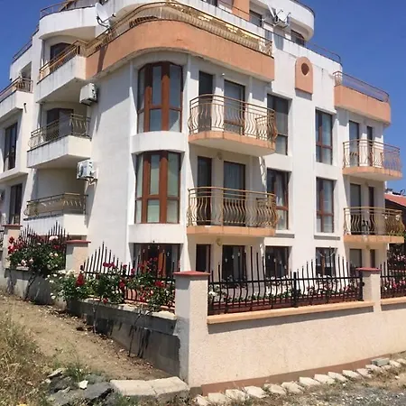 Apartment Private Intsaraki -